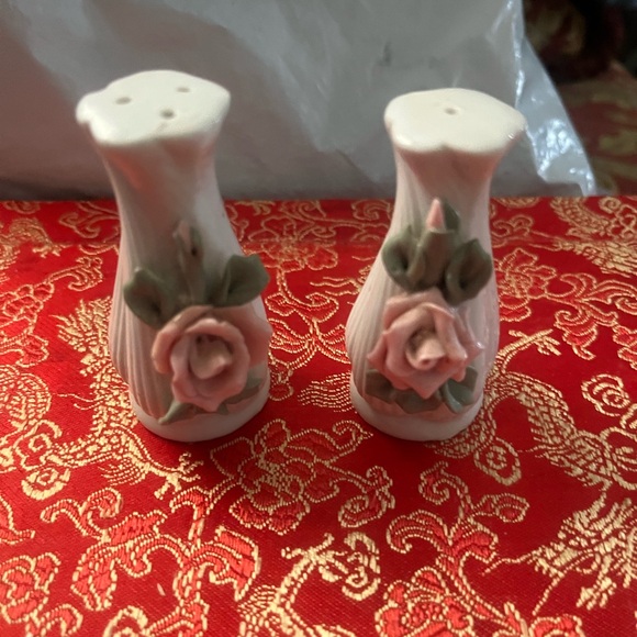 None Other - Salt and pepper shakers